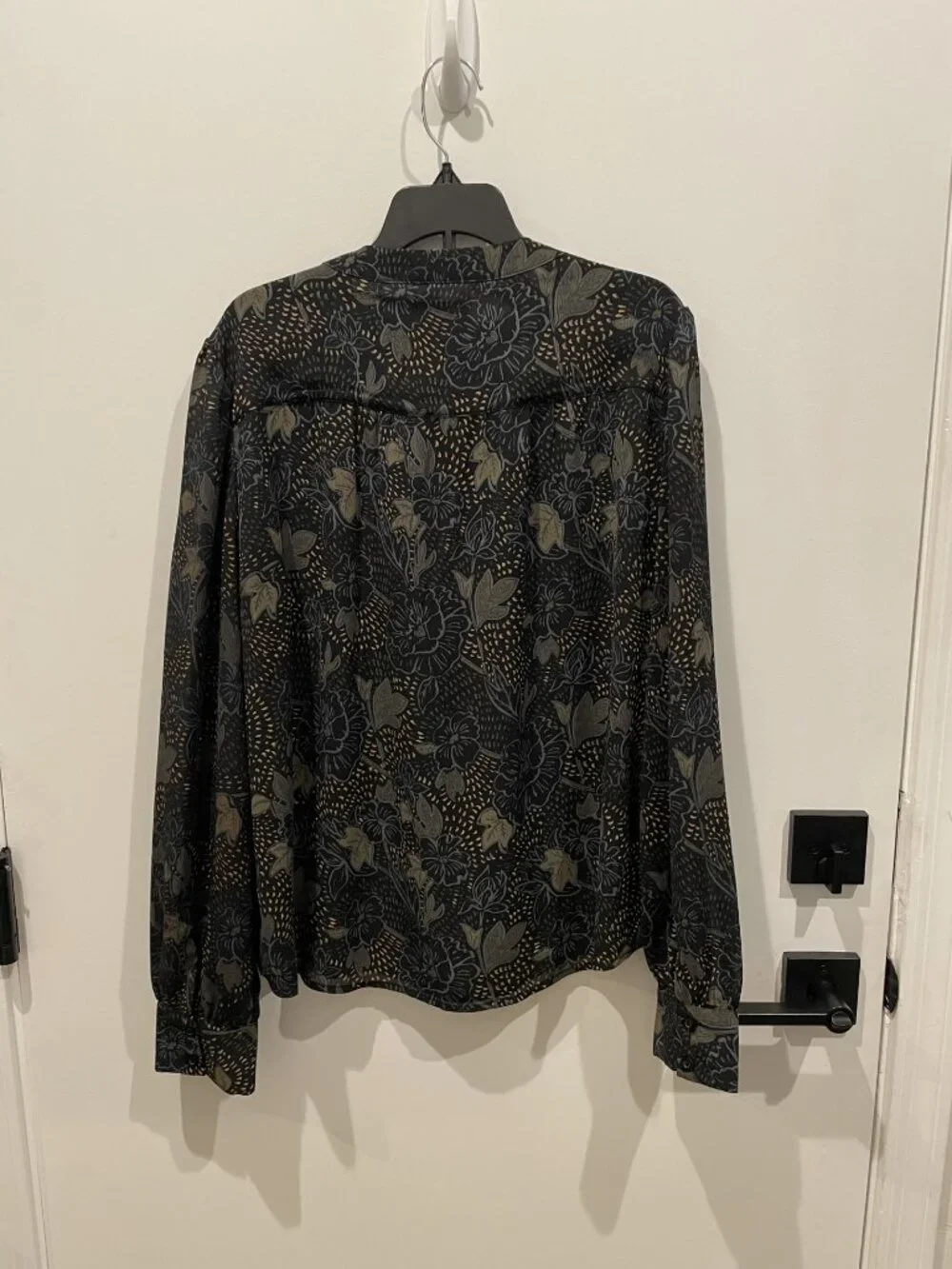 Evereve Black Patterned button front V-neck blouse or shirt - Size Medium - Picture 2 of 4
